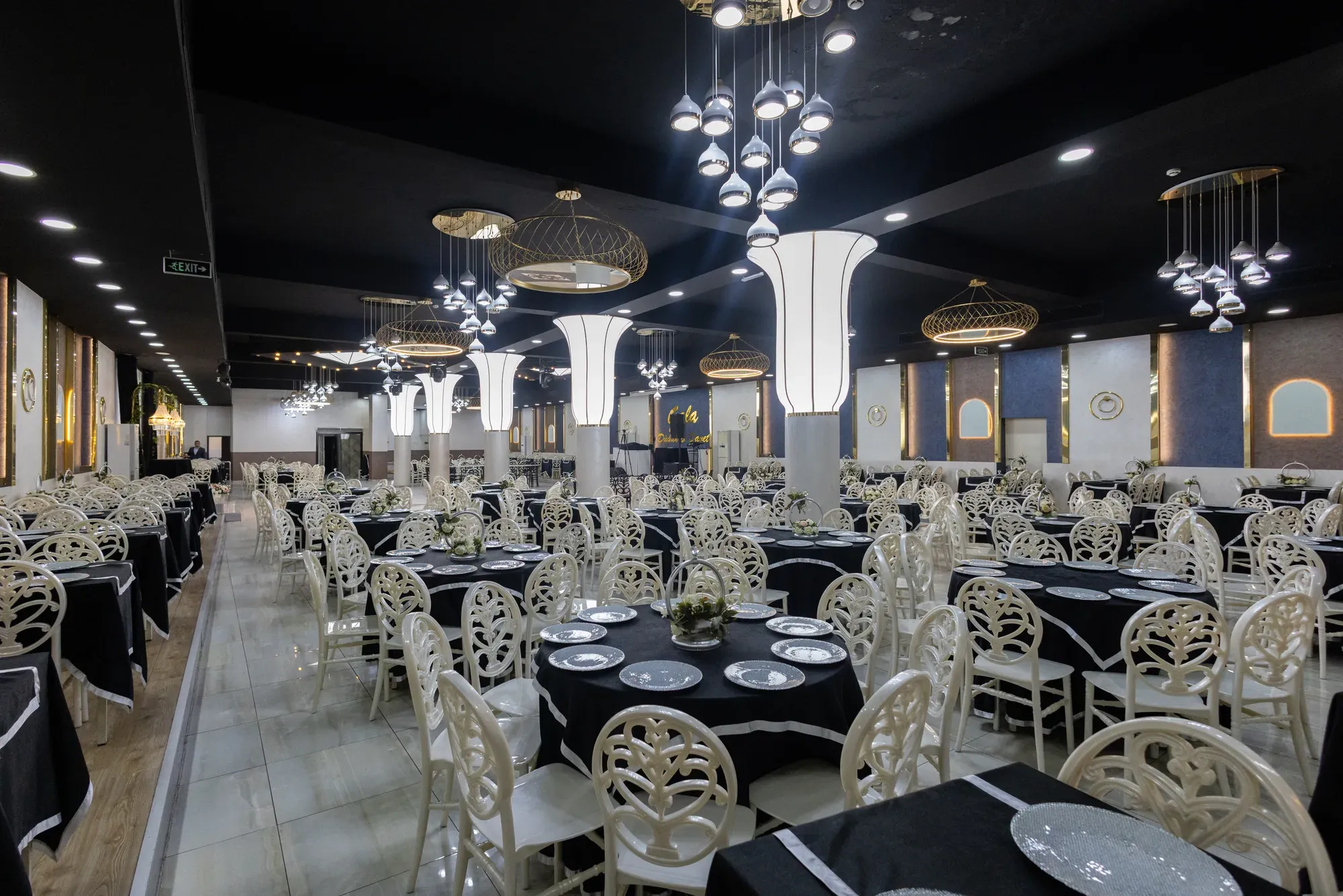 Klasik Salon genel görünüm: yüzlerce kişilik oturma düzeni