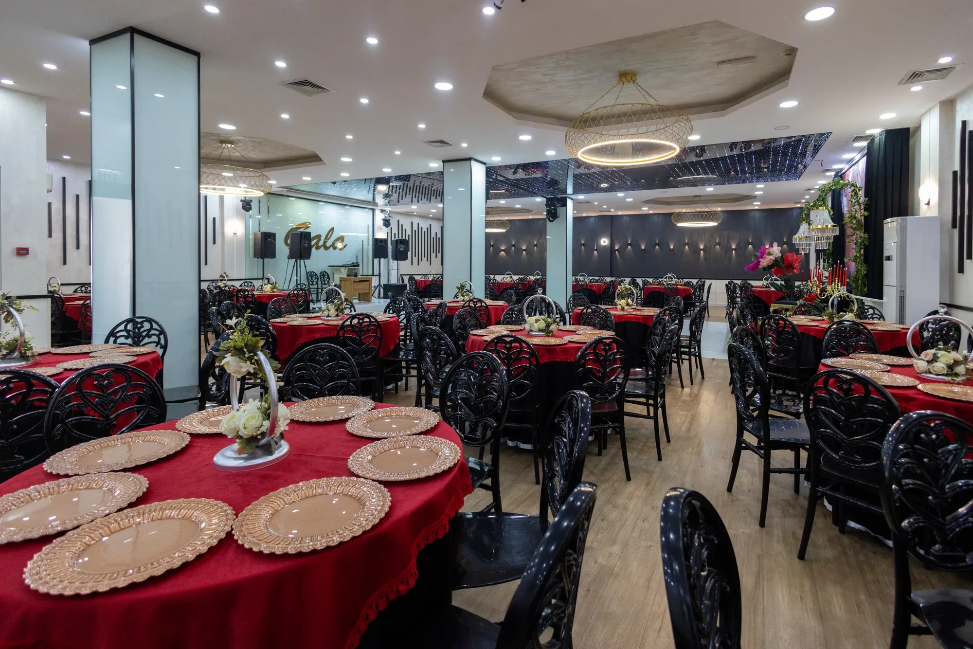 New Salon genel görünüm: siyah masalar ve roza tavan
