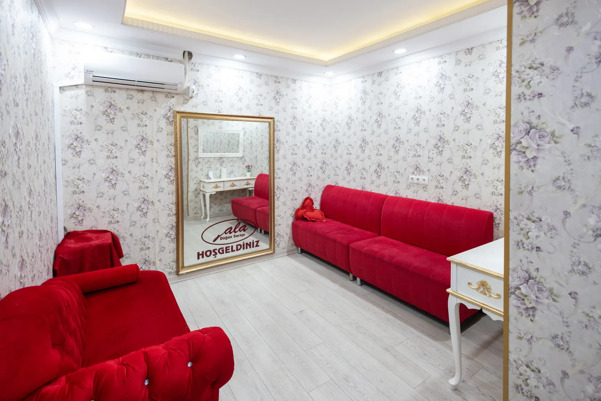 Gelin odası: kırmızı kadife koltuklar ve boy aynası