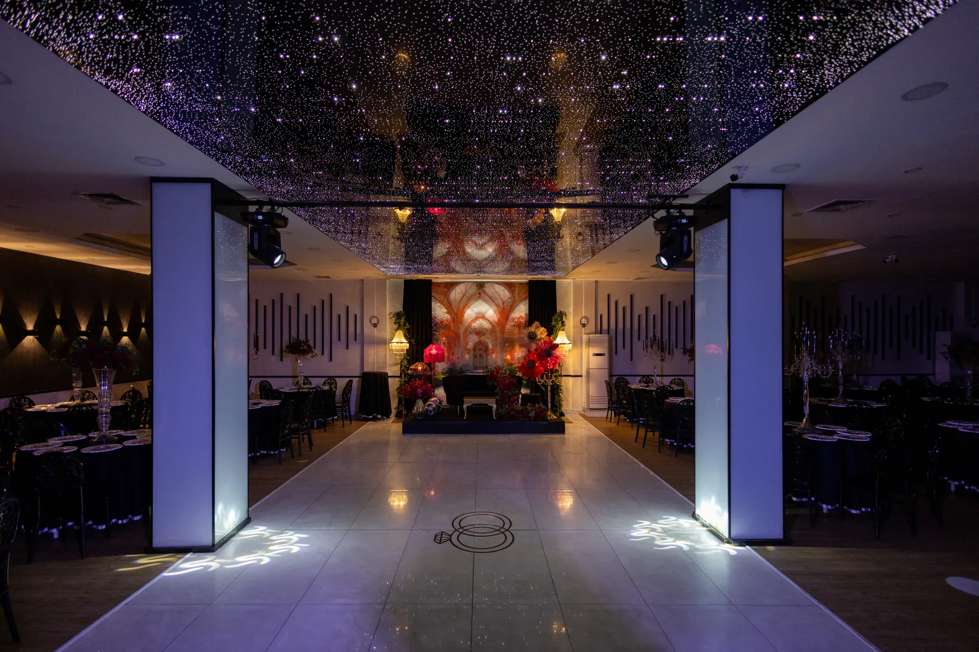 New Salon: loş ışıkta pist ve sahne