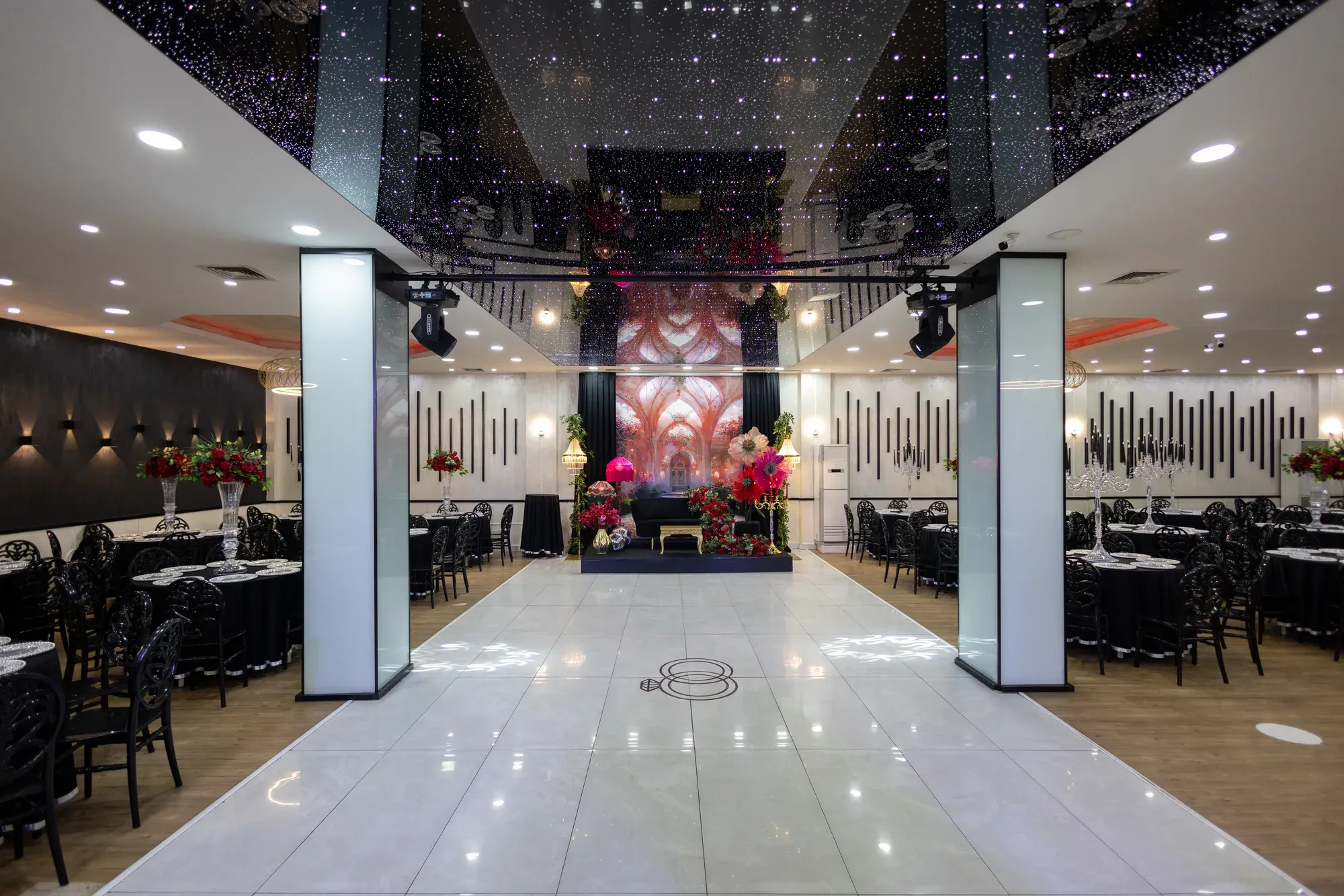 New Salon: pistin sonunda çiçekli kına sahnesi