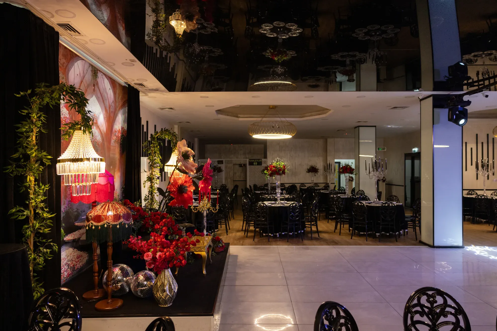 New Salon: yandan sahne ve masalar
