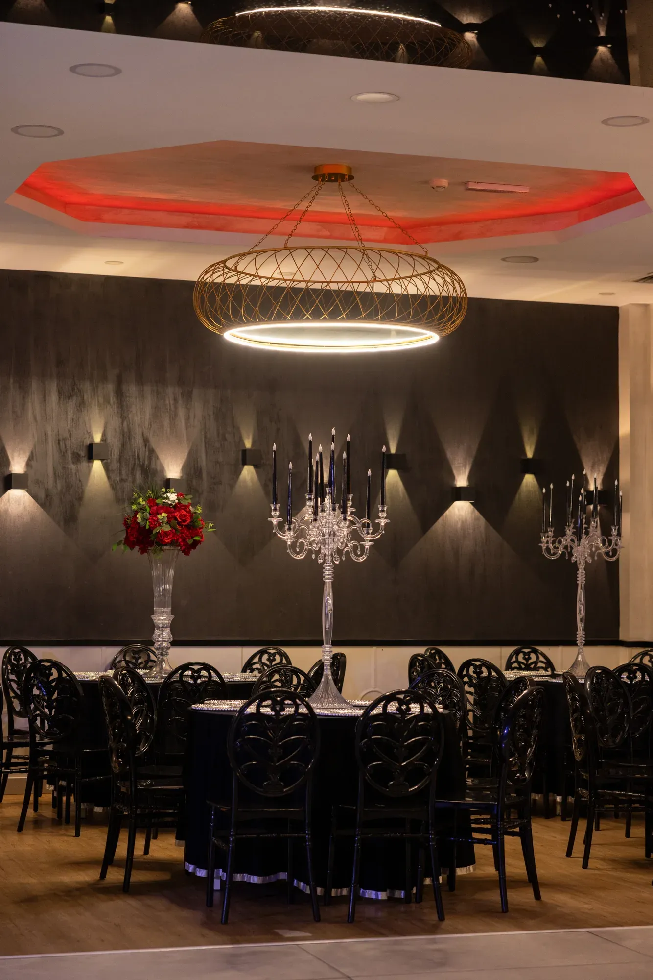 New Salon: halka avize, şamdanlar ve siyah masalar