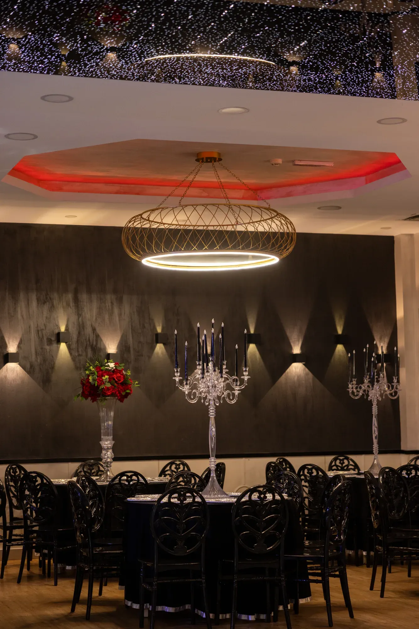 New Salon: siyah masalar, kırmızı güller ve roza tavan