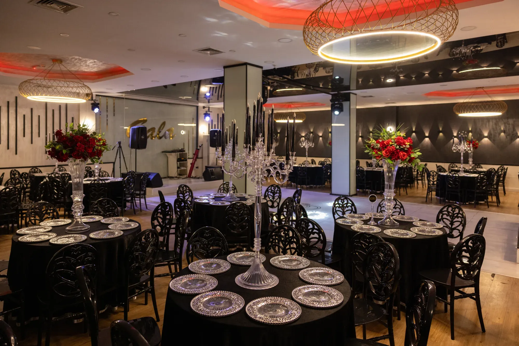 New Salon: masalar ve Gala logolu duvar