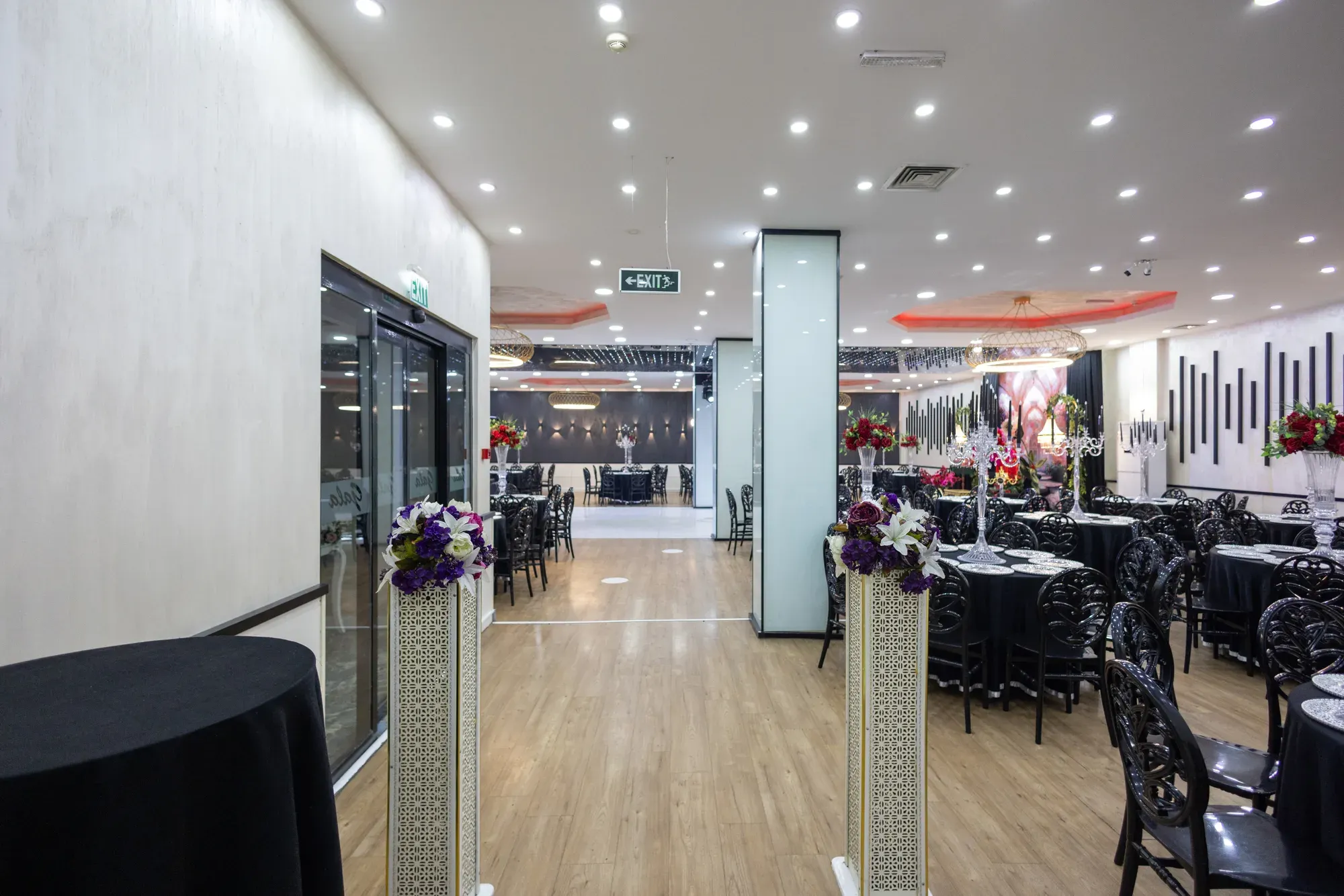 New Salon: girişten pist ve masalar