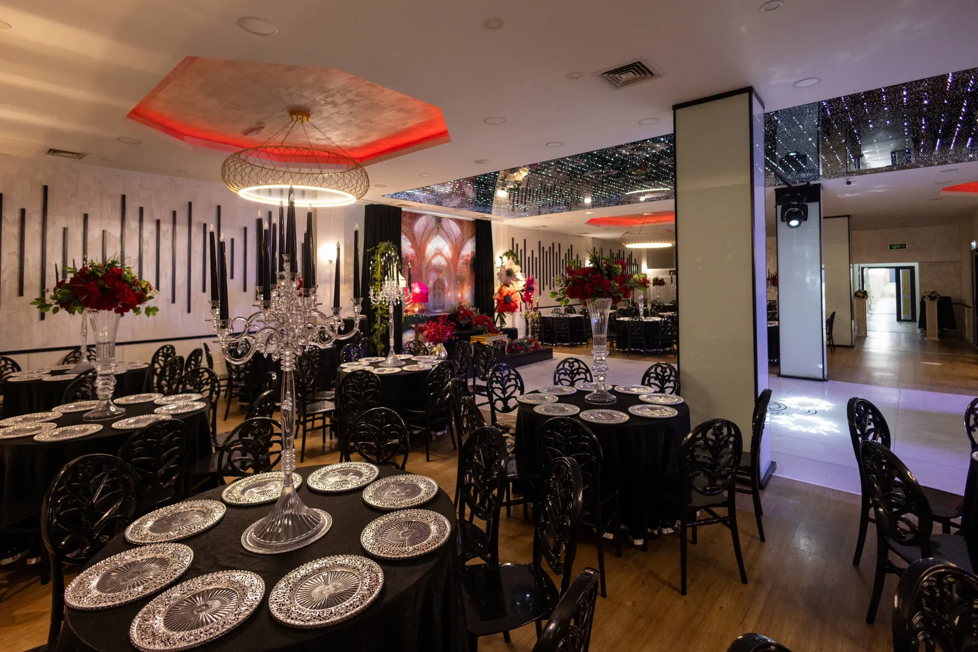 New Salon: şamdanlı masalar ve kırmızı roza tavan
