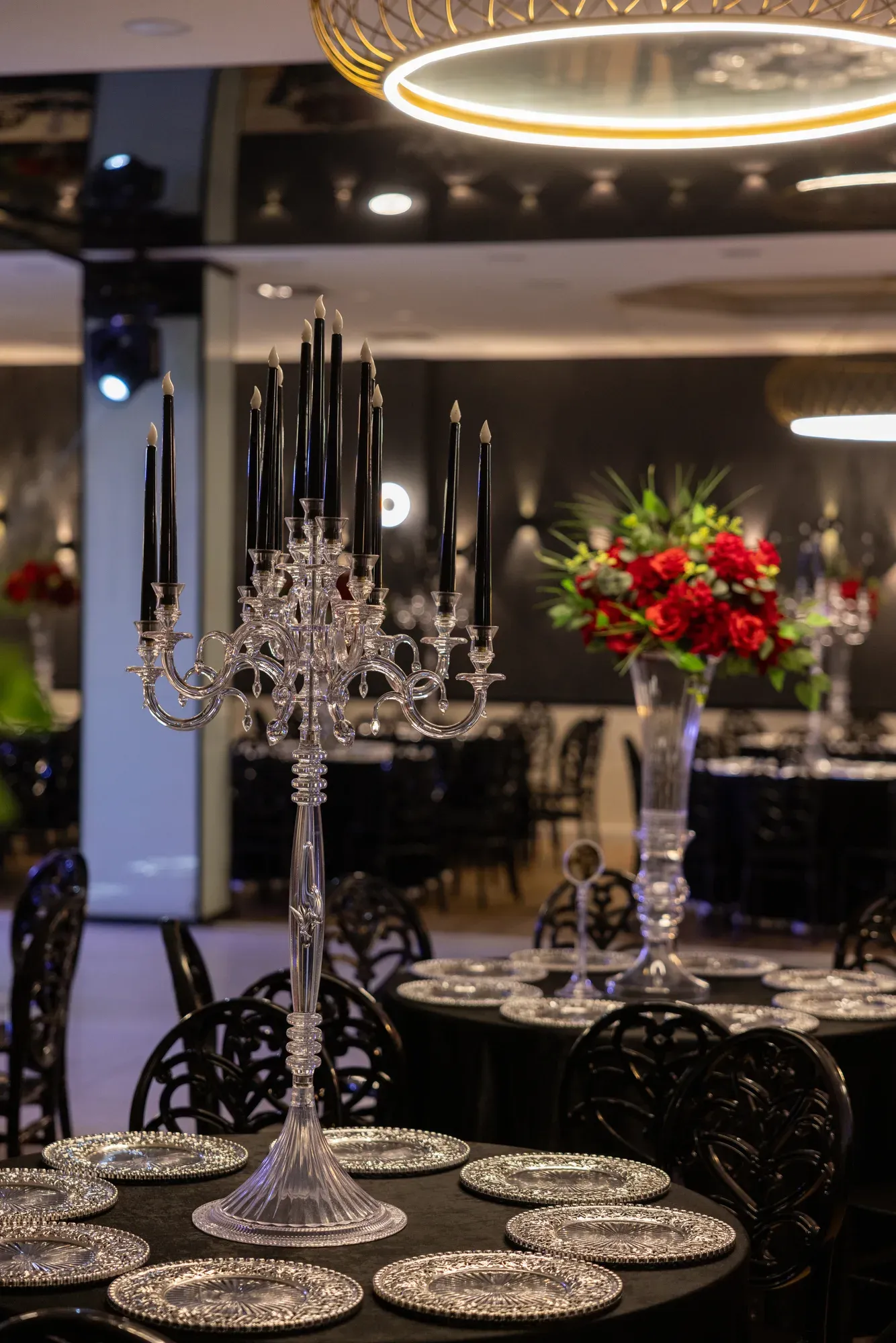 New Salon: kristal şamdan ve kırmızı güller