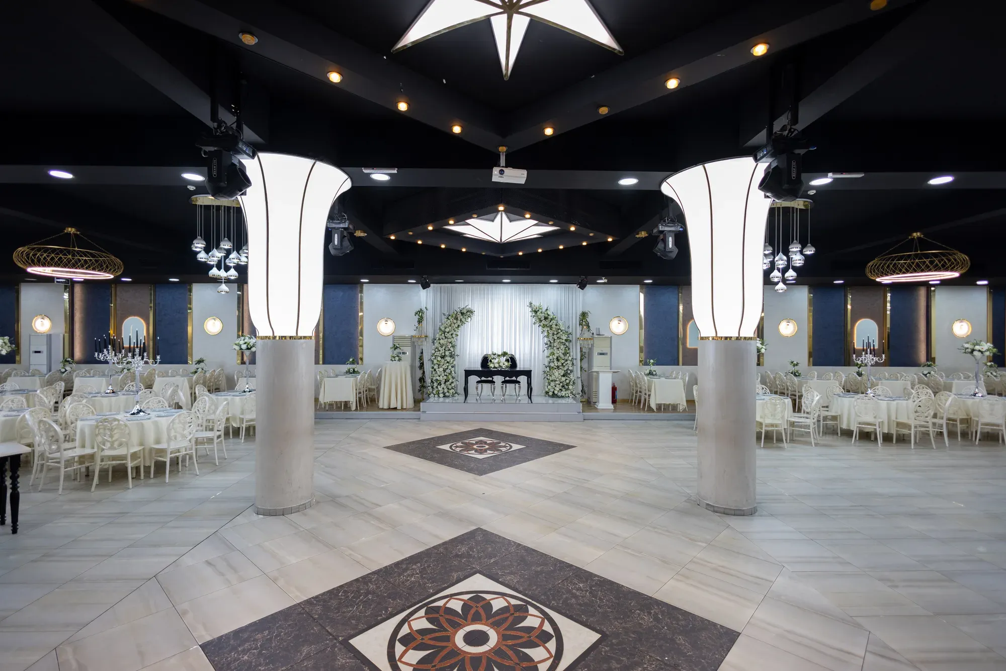 Klasik Salon: beyaz ışıklı lamba sütunları ve desenli pist