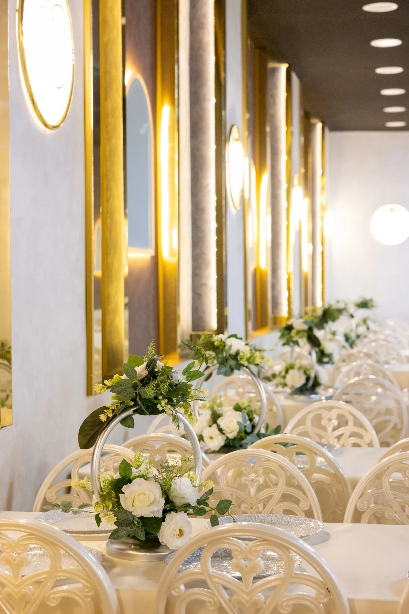 Klasik Salon: beyaz çiçek aranjmanı ve altın detaylı duvar