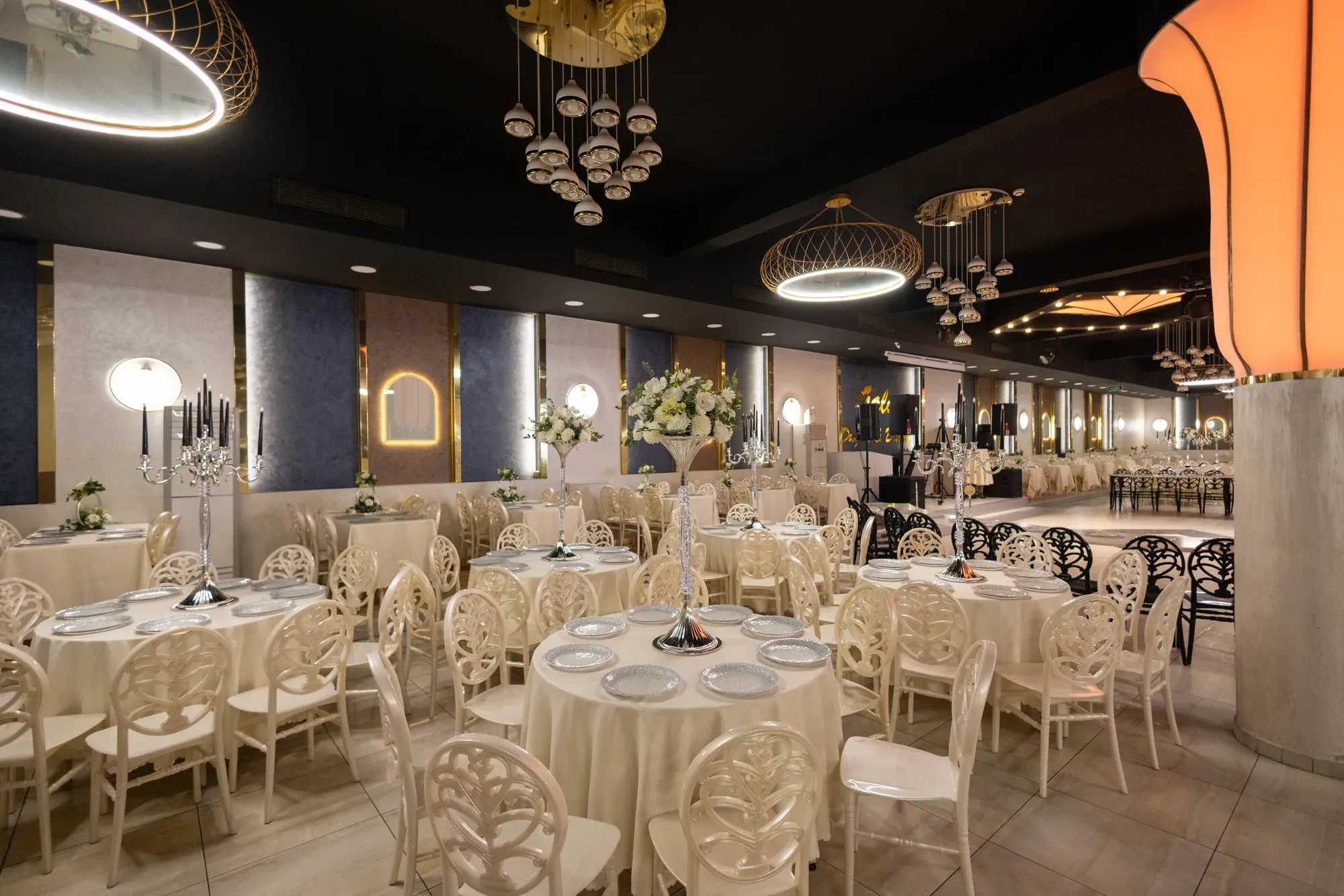 Klasik Salon: turuncu ışıklı lamba sütunları ve kafes avizeler