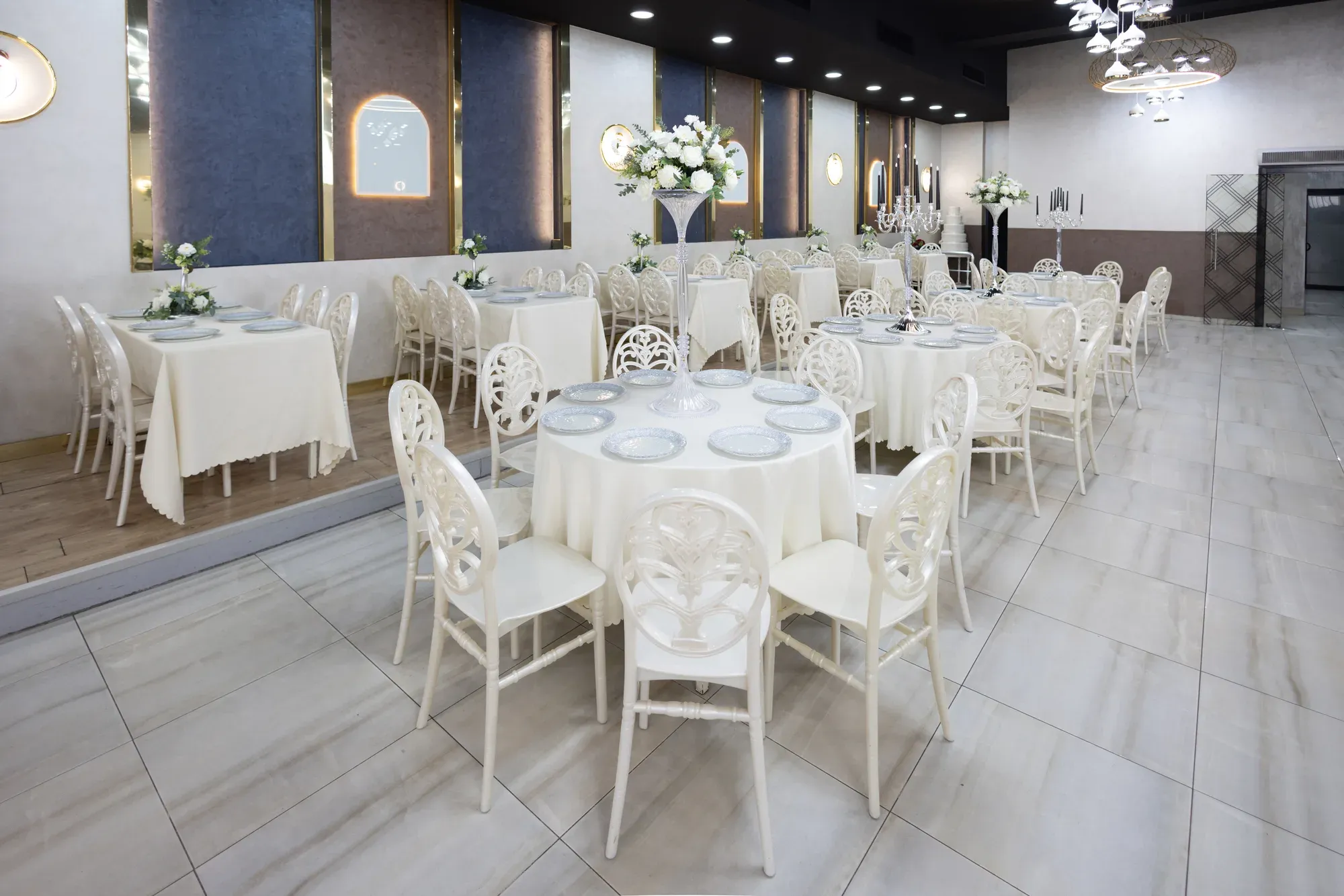 Klasik Salon: yuvarlak masa düzeni yakından