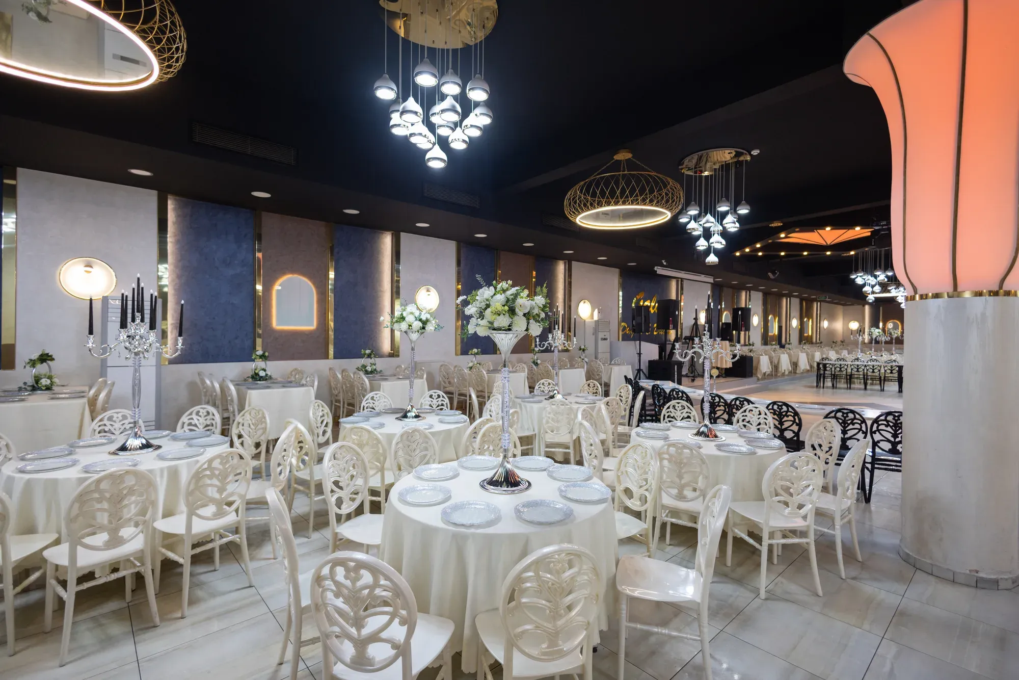 Klasik Salon: beyaz masa ve sandalyeler, lamba sütunları