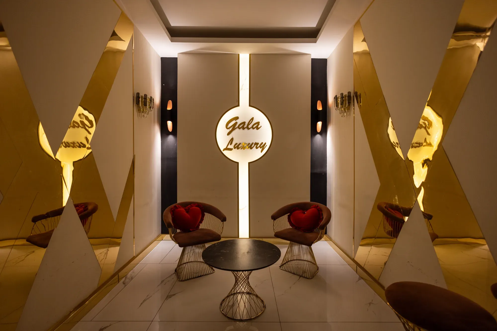 Gala Luxury bekleme salonu: altın çerçeveli duvar ve oturma grubu