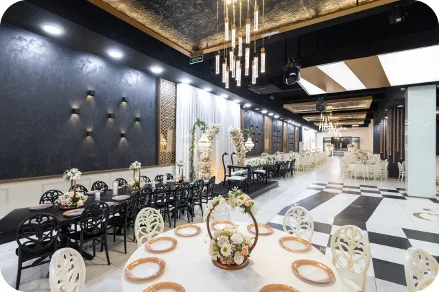 Modern Salon: uzun masa ve damalı pist