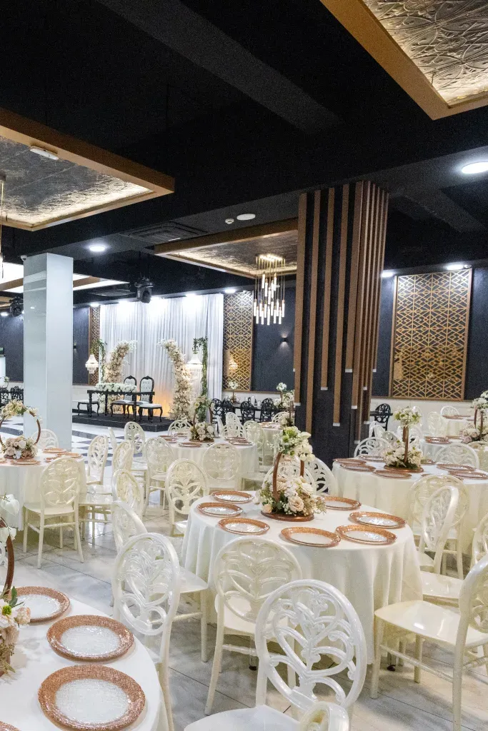 Modern Salon: çiçekli masalar ve sarkıt avizeler