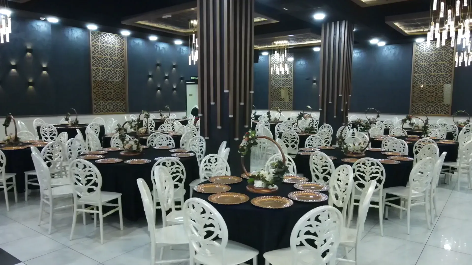 Modern Salon: kristal avizeler ve beyaz sandalyeler