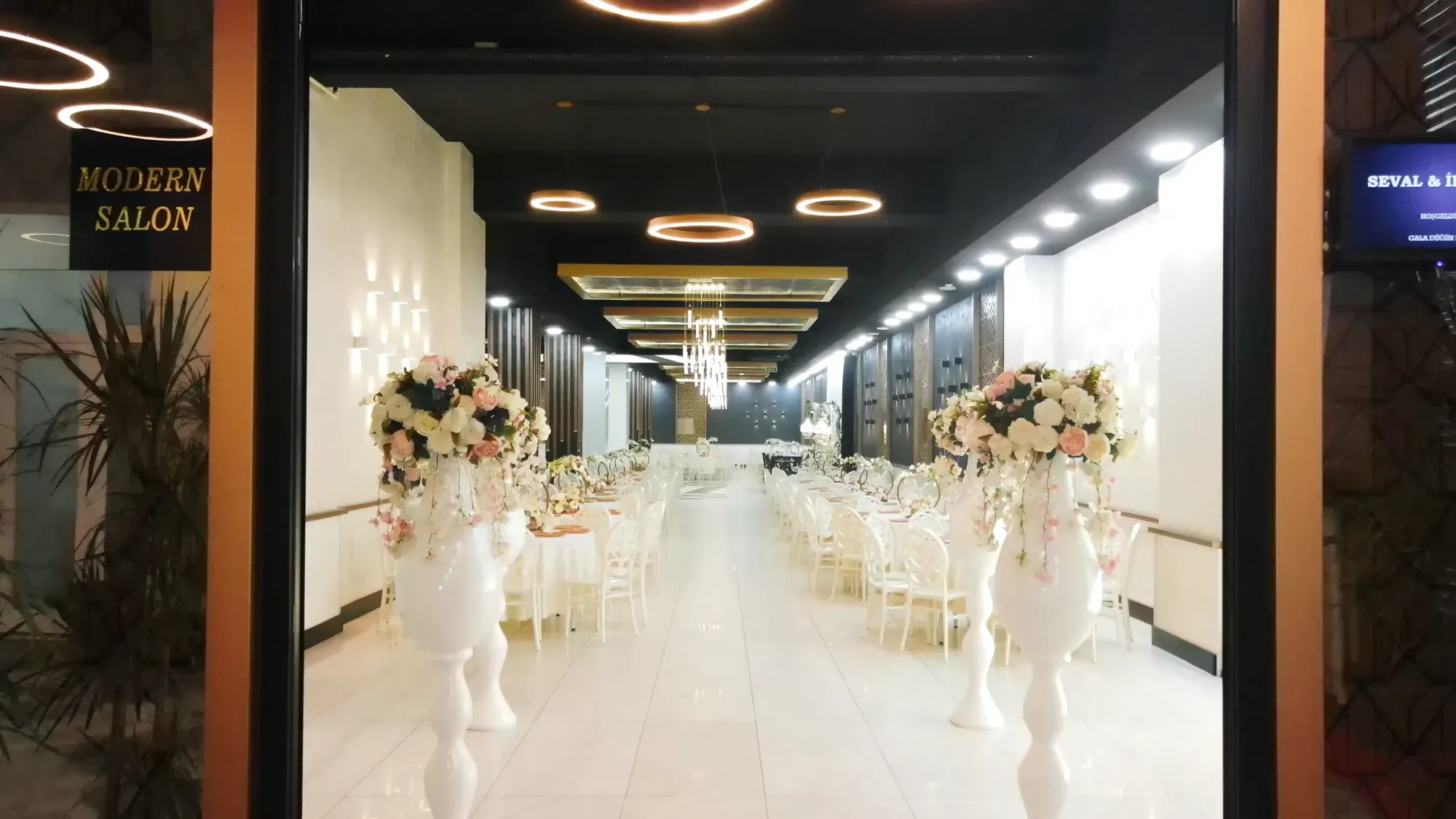 Modern Salon girişi: çiçekli koridor